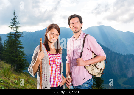 Randonnée - Jeune couple debout sur la montagne, dans les Alpes bavaroises appréciant le panorama dans leur temps de loisir ou de vacances Banque D'Images