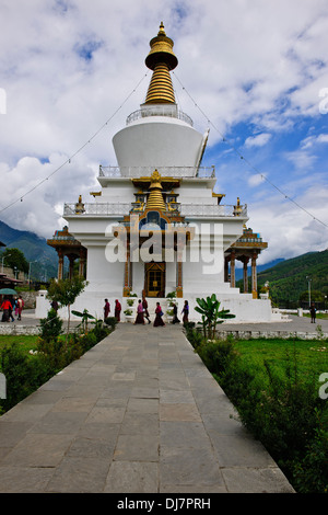 Vishnu Karma Phja,prières bouddhistes encerclant le Dzong aiguilles récitant des prières, Simthokha Dzong construit 1629,Bhoutan Thimphu Banque D'Images