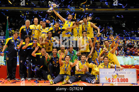 (131124) -- TOKYO, 24 novembre 2013 (Xinhua) -- Les membres de l'équipe brésilienne de célébrer leur victoire à la FIVB World Grand Champions Cup 2013 lors de la cérémonie de félicitations à Tokyo Metlopolitan Gymnasium à Tokyo, Japon, 24 novembre 2013. Le Brésil a battu l'Italie 3-2 à Tokyo Dimanche, remportant leur médaille d'or en hommes de la FIVB Grand Champions Cup. La Russie et l'Italie se sont installés pour l'argent et bronze séparément. (Xinhua/Stringer) Banque D'Images