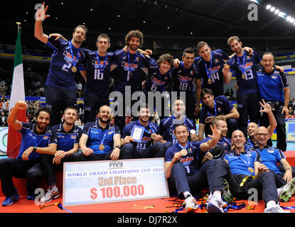 (131124) -- TOKYO, 24 novembre 2013 (Xinhua) -- Les membres de l'équipe italienne célébrer au cours de la FIVB World Grand Champions Cup 2013 à Tokyo, cérémonie de remise des mentions d'Metlopolitan Gymnasium à Tokyo, Japon, 24 novembre 2013. Le Brésil a battu l'Italie 3-2 à Tokyo Dimanche, remportant leur médaille d'or en hommes de la FIVB Grand Champions Cup. La Russie et l'Italie se sont installés pour l'argent et bronze séparément. (Xinhua/Stringer) Banque D'Images