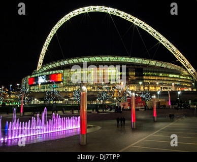 Le stade de Wembley de nuit, Wembley, Londres, Angleterre, Royaume-Uni Banque D'Images