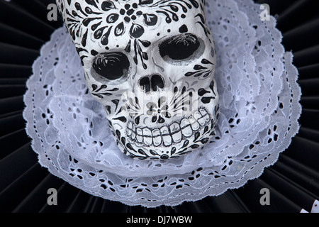 Décoré d'un crâne affiché durant le Jour des morts célébrations à Oaxaca, Mexique, 29 octobre 2013. Banque D'Images