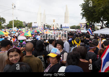 Recueillir des manifestants d'opposition thaïlandais au cours d'un rassemblement au monument de la démocratie à Bangkok le 24 novembre 2013. Des dizaines de milliers de pro- et manifestants anti-gouvernementaux rassemblés sur des rassemblements rivaux à Bangkok. Banque D'Images