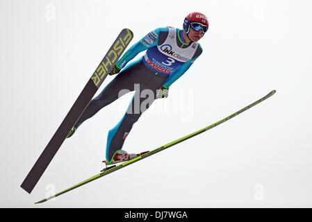 Klingenthal, Allemagne. 24 nov., 2013. Sauteur à ski Finlandais Janne Ahonen saute pendant le début de la Coupe du Monde à Ski-Jumping Vogtland Arena à Klingenthal, Allemagne, 24 novembre 2013. Photo : Jan Woitas/dpa/Alamy Live News Banque D'Images