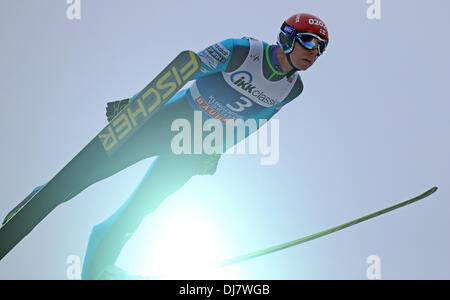 Klingenthal, Allemagne. 24 nov., 2013. Sauteur à ski Finlandais Janne Ahonen saute pendant le début de la Coupe du Monde à Ski-Jumping Vogtland Arena à Klingenthal, Allemagne, 24 novembre 2013. Photo : Jan Woitas/dpa/Alamy Live News Banque D'Images