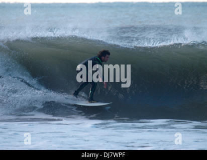 Surfer riding face à la vague, Bude, Cornwall, UK Banque D'Images
