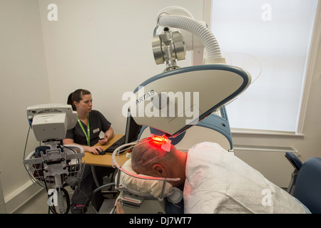 Greffe de cheveux robotique ARTAS machine utilisée à Farjo Institut Cheveux sur Quay Street à Manchester Banque D'Images