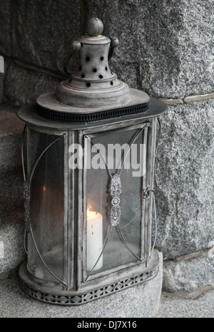 Ancienne lampe en métal avec bougie brûlante se dresse sur un escalier en pierre Banque D'Images