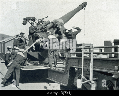 Cette photo prise à bord d'un navire de guerre britannique dans la mer du Nord au cours de la Première Guerre mondiale présente le positionnement de l'équipage d'un canon anti-aérien. Banque D'Images