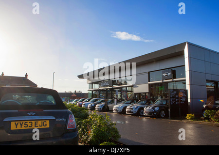 BMW MINI Sandal car showroom à Wakefield Banque D'Images