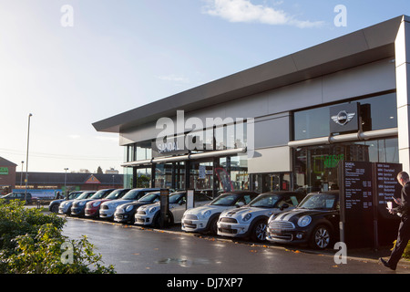 BMW MINI Sandal car showroom à Wakefield Banque D'Images