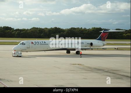 Repousser un Delta Airways MD 88 de quitter le stand à l'Aéroport International de Tampa Florida USA Banque D'Images