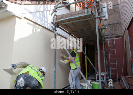 Un système d'isolation des murs extérieurs EWI en cours d'installation dans le cadre de l'obligation des gouvernements britanniques Energy Company ECO Banque D'Images