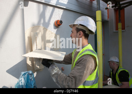 Rendre un système d'isolation des murs extérieurs EWI dans le cadre de l'obligation des gouvernements britanniques Energy Company ECO Banque D'Images