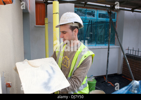 Rendre un système d'isolation des murs extérieurs EWI dans le cadre de l'obligation des gouvernements britanniques Energy Company ECO Banque D'Images