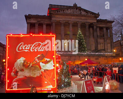 PRESTON, Lancashire, Royaume-Uni. 24 novembre 2013. Camion de Noël Coca-Cola Preston visites le 2ème jour de son long mois UK tour. Credit : Sue Burton/Alamy Live News Banque D'Images