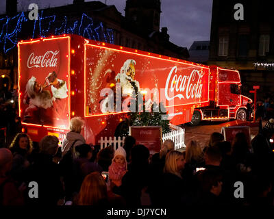 PRESTON, Lancashire, Royaume-Uni. 24 novembre 2013. Camion de Noël Coca-Cola Preston visites le 2ème jour de son long mois UK tour. Credit : Sue Burton/Alamy Live News Banque D'Images