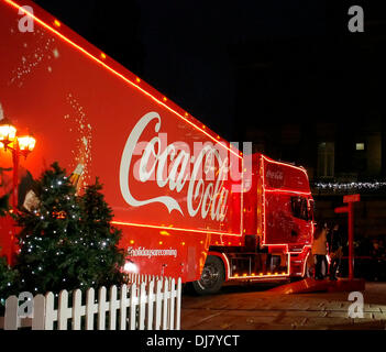 PRESTON, Lancashire, Royaume-Uni. 24 novembre 2013. Camion de Noël Coca-Cola Preston visites le 2ème jour de son long mois UK tour. Credit : Sue Burton/Alamy Live News Banque D'Images