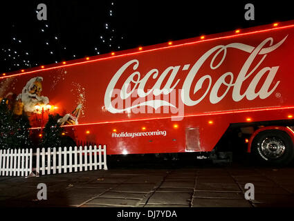 PRESTON, Lancashire, Royaume-Uni. 24 novembre 2013. Camion de Noël Coca-Cola Preston visites le 2ème jour de son long mois UK tour. Credit : Sue Burton/Alamy Live News Banque D'Images