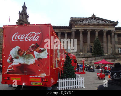 PRESTON, Lancashire, Royaume-Uni. 24 novembre 2013. Camion de Noël Coca-Cola Preston visites le 2ème jour de son long mois UK tour. Credit : Sue Burton/Alamy Live News Banque D'Images