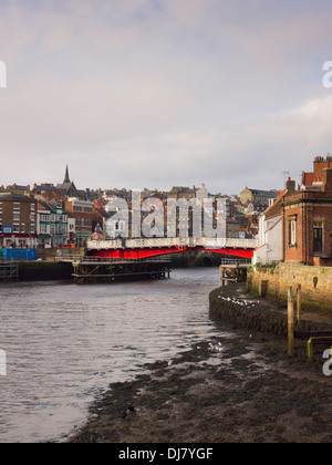 Whitby pont tournant, peint de couleurs vives, vu de la rive est de la rivière Esk Banque D'Images