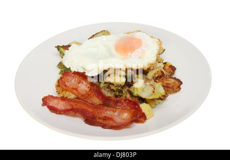 Bubble et Squeak avec un œuf frit et le bacon sur une assiette blanche contre isolés Banque D'Images