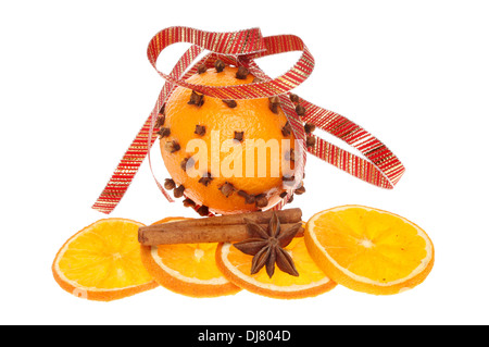 Décorée avec un ruban orange et girofle de tranches d'orange cannelle et anis étoilé isolés contre white Banque D'Images