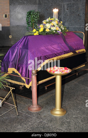 Un cercueil dans une morgue avec un arrangement floral Banque D'Images