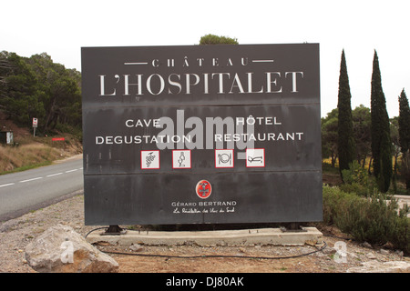 Affiche à l'extérieur de Château l'Hospitalet domaine viticole dans la région de Leucate près de Narbonne Languedoc-Roussillon France Banque D'Images