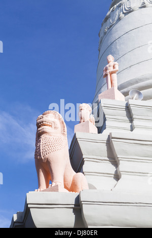 Le gardiennage des statues stupa principal du Wat Phnom, Phnom Penh, Cambodge Banque D'Images