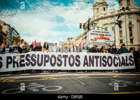 Barcelone, Espagne. Novembre 24th, 2013 : Des milliers de personnes manifestent contre les mesures d'austérité et de coupes dans les retraites avec un mars à Barcelone : Crédit matthi/Alamy Live News Banque D'Images