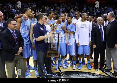 Uncasville, Connecticut, USA. 24 nov., 2013. 24 novembre 2013 : North Carolina Tar Heels célébrer après avoir remporté le support du 2013 Naismith Basketball Hall of Fame Tip-Off tournoi au Mohegan Sun Arena. Caroline du Nord a battu Louisville 93-84. Anthony Nesmith/CSM/Alamy Live News Banque D'Images