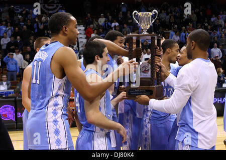 Uncasville, Connecticut, USA. 24 nov., 2013. 24 novembre 2013 : North Carolina Tar Heels joueurs célébrer après avoir remporté le support du 2013 Naismith Basketball Hall of Fame Tip-Off tournoi au Mohegan Sun Arena. Caroline du Nord a battu Louisville 93-84. Anthony Nesmith/CSM/Alamy Live News Banque D'Images