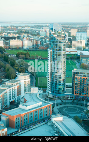 Vue depuis la tour Spinnaker sur le centre commercial GUNWHARF QUAYS ci-dessous montrant la "construction" de rouge à lèvres Banque D'Images