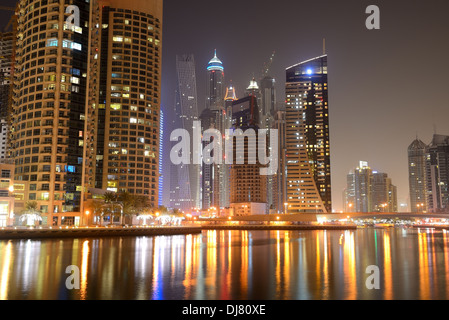 L'éclairage de nuit à la Marina de Dubaï et Cayan Tower, Dubai, UAE Banque D'Images