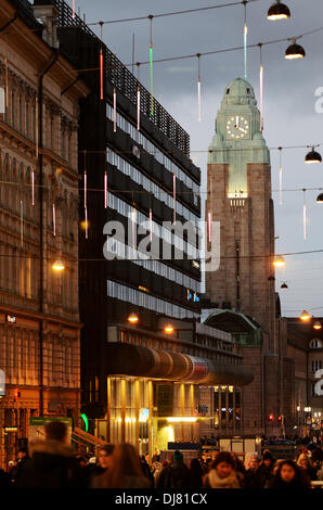 HELSINKI, FINLANDE - le 24 novembre : Les lumières de Noël sont tournées dans le centre de la capitale finlandaise le 24 novembre 2013 à Helsinki, Finlande Crédit : Mikhail Olykaynen/Alamy Live News Banque D'Images