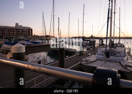 Portsmouth GUNWHARF QUAYS marina vue du soir Banque D'Images