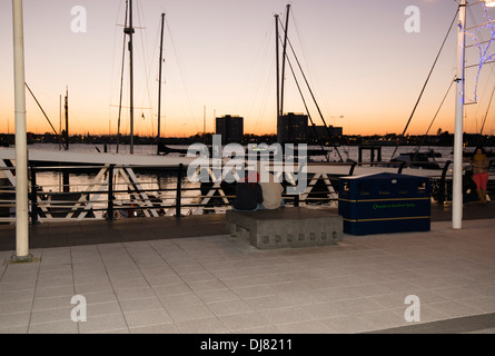 Portsmouth GUNWHARF QUAYS marina vue du soir Banque D'Images