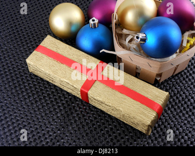 Boîte cadeau de Noël avec des boules de Noël Banque D'Images