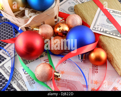 Boîte cadeau de Noël avec des boules de noël et de l'argent Banque D'Images