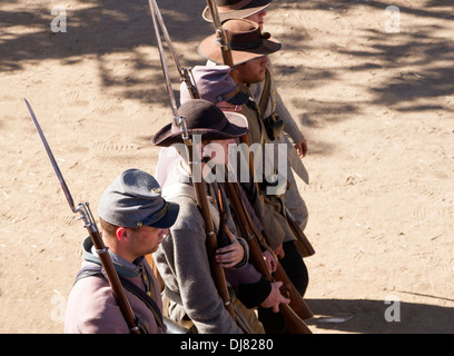 Confederate Soldiers marching en formation Banque D'Images