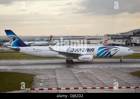 Egyptair Airbus A330 à l'atterrissage à l'aéroport London Heathrow Banque D'Images