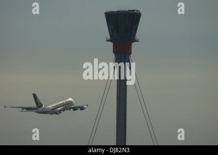 Singapore Airlines Airbus A380 qui décolle de l'aéroport Heathrow de Londres, tour de contrôle Banque D'Images
