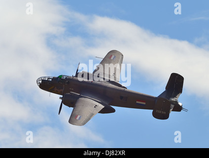 North American B-25 Mitchell WW2 bomber de la Royal Netherlands vol historique à Duxford Air Show. UK ,2013 Banque D'Images