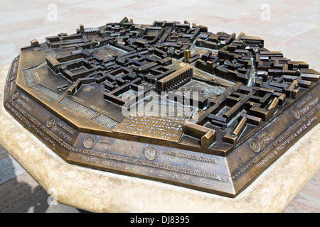 Sculpture en bronze, avec la carte de la ville de Cambridge en braille par Vernon McElroy 2002 art à l'extérieur de l'église St Mary Cambridge, Angleterre Banque D'Images