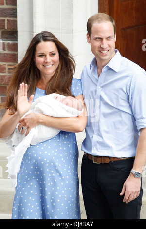 Catherine, duchesse de Cambridge, avec le Prince William, duc de Cambridge, et leur nouveau-né garçon Prince George Banque D'Images