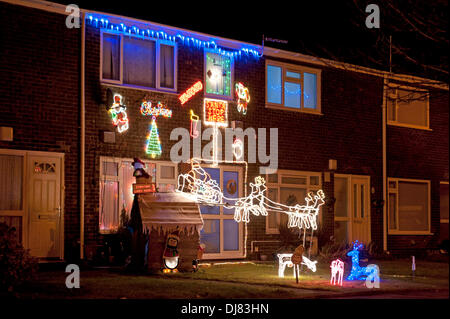 Swansea - UK - 24 novembre 2013 : Une maison mitoyenne dans le district de Sketty Swansea est lourdement décorée pour Noël. Credit : Phil Rees/Alamy Live News Banque D'Images