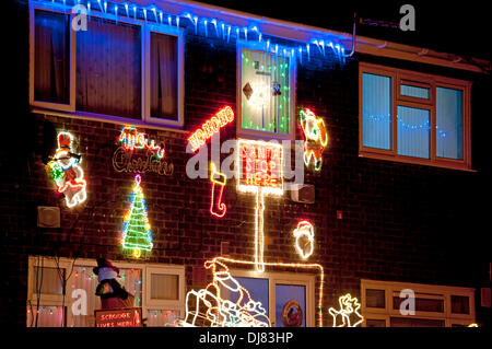 Swansea - UK - 24 novembre 2013 : Une maison mitoyenne dans le district de Sketty Swansea est lourdement décorée pour Noël. Credit : Phil Rees/Alamy Live News Banque D'Images