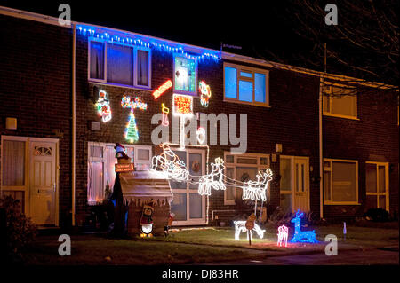 Swansea - UK - 24 novembre 2013 : Une maison mitoyenne dans le district de Sketty Swansea est lourdement décorée pour Noël. Credit : Phil Rees/Alamy Live News Banque D'Images