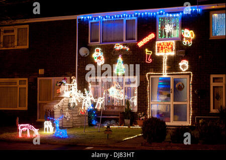 Swansea - UK - 24 novembre 2013 : Une maison mitoyenne dans le district de Sketty Swansea est lourdement décorée pour Noël. Credit : Phil Rees/Alamy Live News Banque D'Images